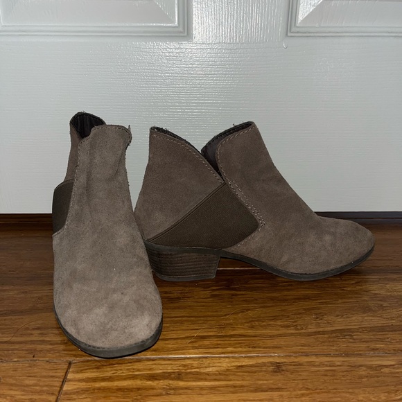 Low heel suede ankle boot - Picture 5 of 5